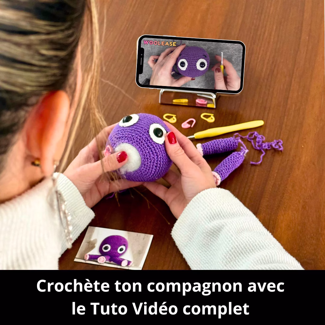 Découvre le Kit de Crochet Coraline la Pieuvre : un kit complet pour créer une pieuvre élégante avec des tutos vidéo et des accessoires. Prêt.e à plonger ?