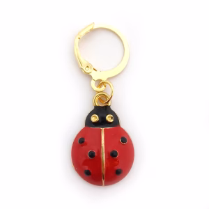 Apporte chance et poésie à tes ouvrages avec notre marqueur de maille Coccinelle. Un bijou délicat pour le crochet et le tricot, pratique et symbolique.