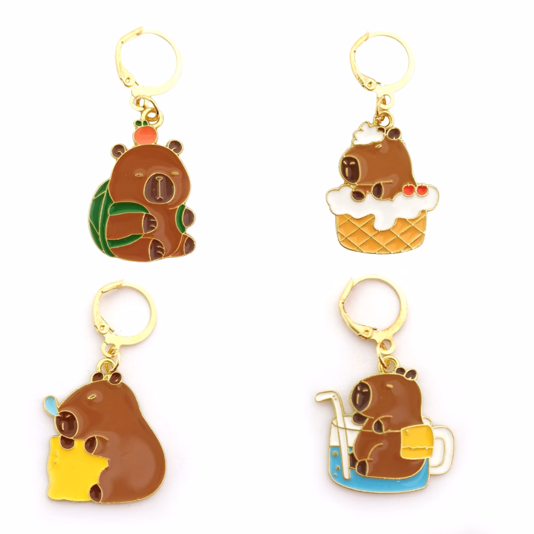 Ajoute une touche de fun à tes projets avec les Marqueurs de Maille Les Vacances de Déborah la Capibara pour t’accompagner dans tes créations !