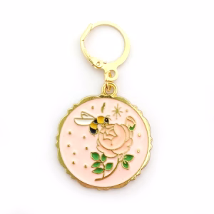 Apporte une touche nature et élégante à tes créations avec le Marqueur de Maille Médaillon Abeille et Fleur. Idéal pour le tricot et le crochet !