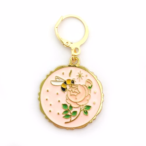 Apporte une touche nature et élégante à tes créations avec le Marqueur de Maille Médaillon Abeille et Fleur. Idéal pour le tricot et le crochet !
