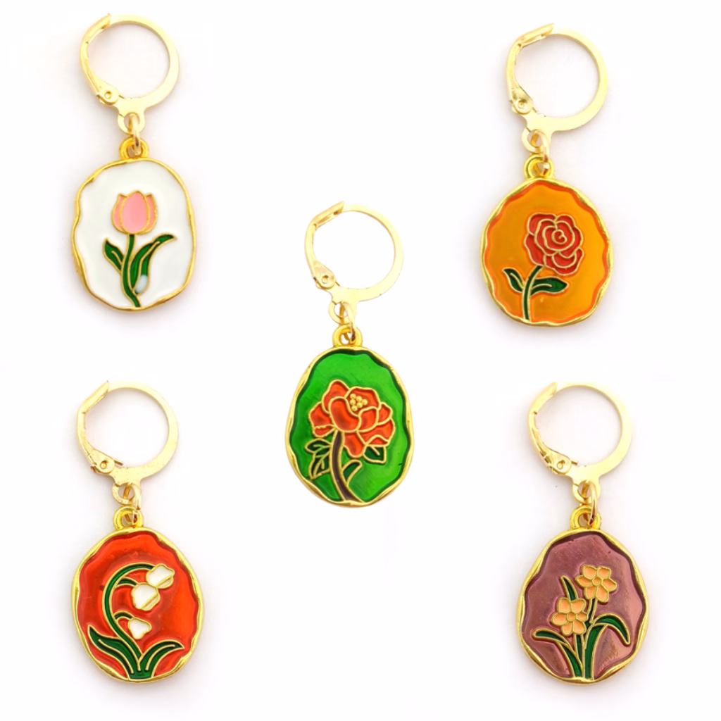 Craque pour nos Marqueurs de Maille Portrait de Fleurs : Dahlia, Muguet, Tulipe... Une touche florale et poétique pour sublimer ton tricot ou crochet !