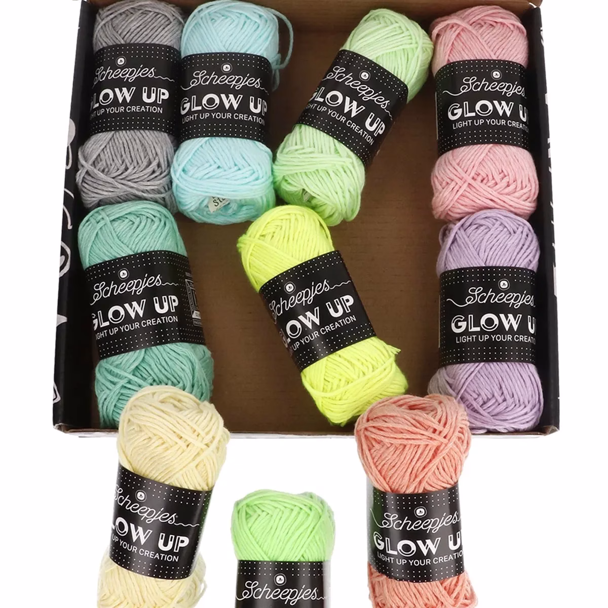 Apporte une touche de lumière à tes projets avec le Pack de couleurs Scheepjes Glow Up ! 10 mini pelotes de fil phosphorescent qui brillent dans le noir.