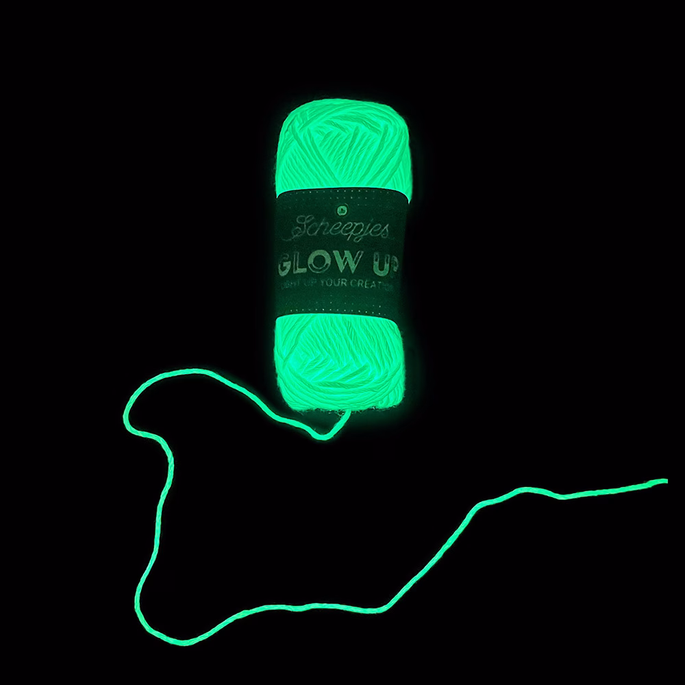 Apporte une touche de lumière à tes projets avec le Pack de couleurs Scheepjes Glow Up ! 10 mini pelotes de fil phosphorescent qui brillent dans le noir.