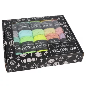 Apporte une touche de lumière à tes projets avec le Pack de couleurs Scheepjes Glow Up ! 10 mini pelotes de fil phosphorescent qui brillent dans le noir.