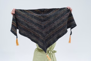 Envie de crocheter un châle qui original ? Découvre 15 modèles de châles originaux au crochet ! Des idées pour booster ta créativité !