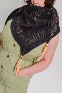 Envie de crocheter un châle qui original ? Découvre 15 modèles de châles originaux au crochet ! Des idées pour booster ta créativité !