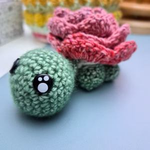 Crochète Lulu la tortue fleur, un patron amigurumi tortue fleur au crochet facile et poétique pour débutant·es. Tutoriel en français avec photos pas à pas.