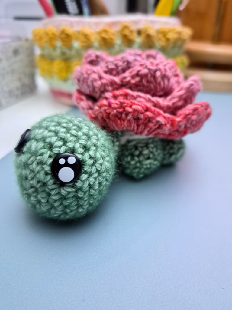 Crochète Lulu la tortue fleur, un patron amigurumi tortue fleur au crochet facile et poétique pour débutant·es. Tutoriel en français avec photos pas à pas.