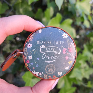 Le mètre ruban Measure Twice Cut Once allie style et précision : 150 cm, rétractable, motifs floraux peints. Un indispensable pour tes projets créatifs !