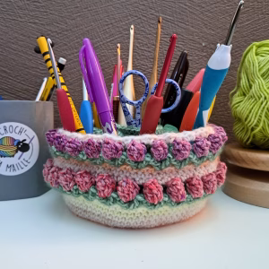 Avec le Patron crochet organisateur de bureau : L’Organifleur PDF, plus d'excuses pour ranger ! Organise tes crochets et stylos !