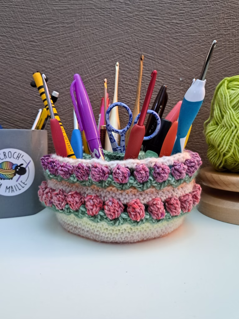Avec le Patron crochet organisateur de bureau : L’Organifleur PDF, plus d'excuses pour ranger ! Organise tes crochets et stylos !