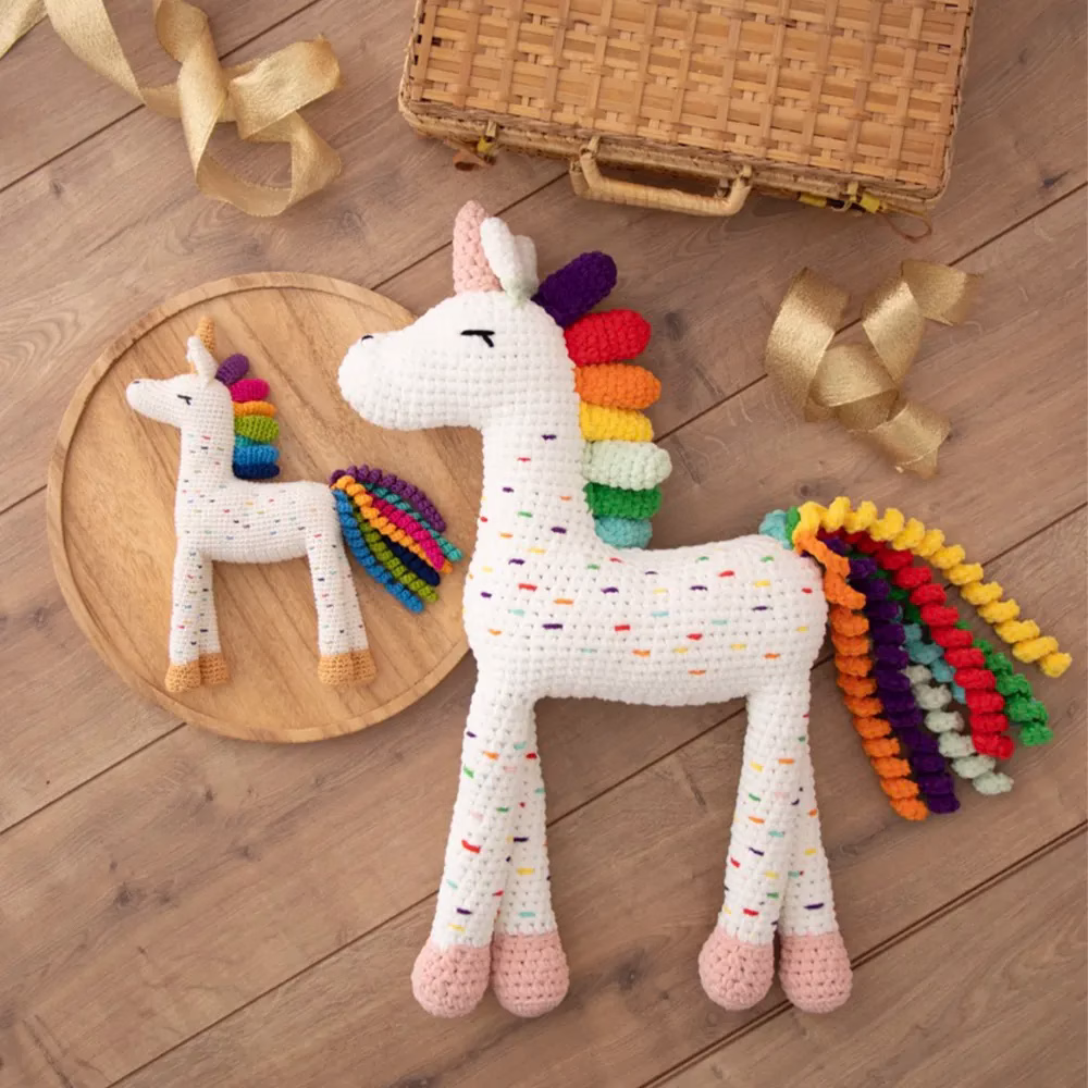 Craque pour le Fil Chenille Little Darling de Scheepjes : 100 % polyester, ultra doux, idéal pour amigurumis, doudous et plaids bébé. 32 couleurs dispo !