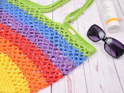 Découvre 10 patrons de sacs au crochet gratuits et en français pour l’été ! Modèles faciles et tendances à réaliser avec tes restes de fil !