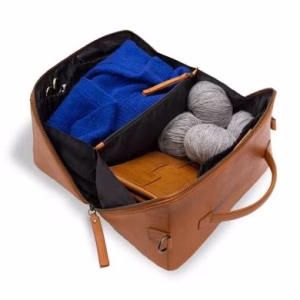 Emporte tes projets de crochet et tous tes essentiels avec le sac à bandoulière Cleo Midi Muud en cuir. Compact, pratique et stylé, avec bandoulière amovible et compartiments spacieux.