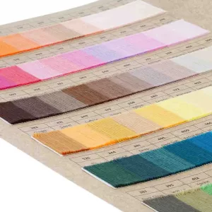 Découvre tous les coloris de la gamme Catona avec cette fiche échantillon. Parfaite pour choisir tes fils et créer des projets crochet ou tricot harmonieux.