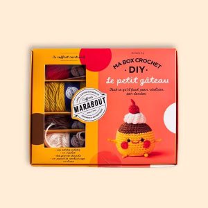 Apprends le crochet avec Ma Box Crochet DIY Le Petit Gâteau : un kit complet avec fils coton, crochet, rembourrage et livret illustré. Idéal pour débuter !