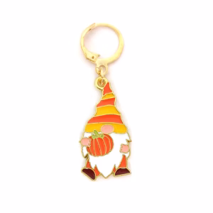 Ajoute une touche d’automne magique à tes projets avec notre marqueur de maille Gnome Citrouille. Suis tes mailles avec style et humour ! 🎃