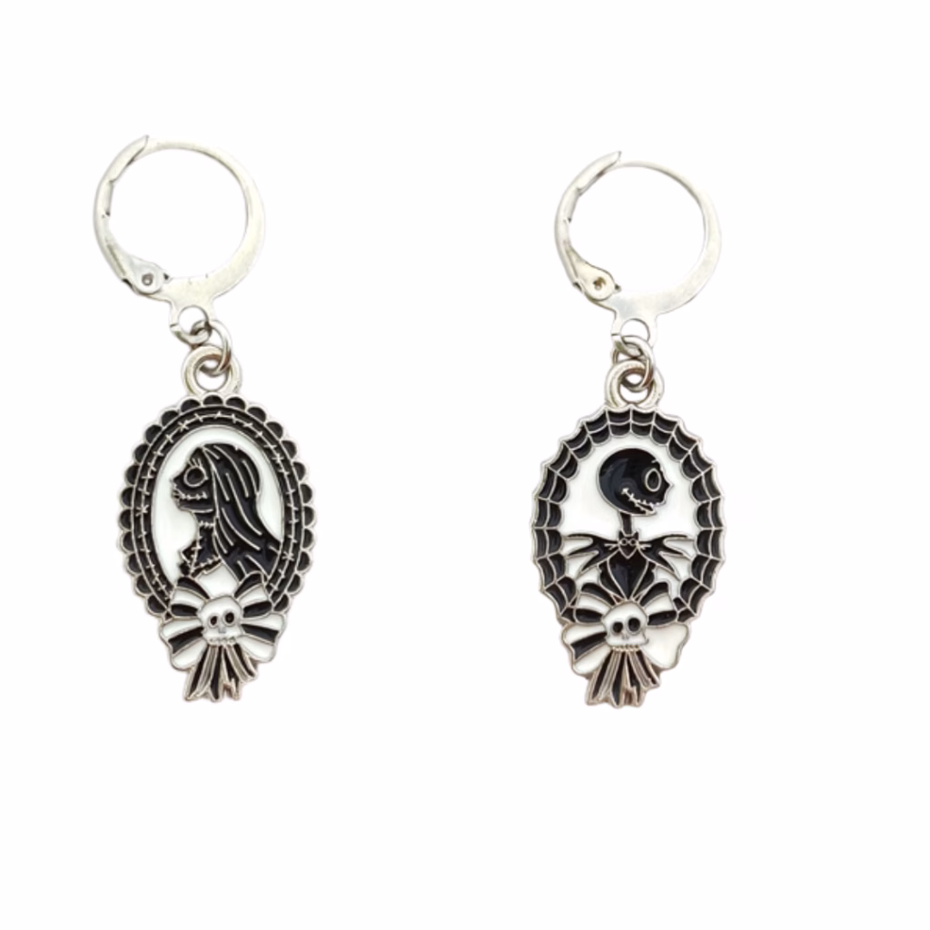 Découvre les Marqueurs de maille Portrait L’Étrange Noël : 2 variations magiques avec Jack Skellington et Sally pour donner une touche gothique à ton crochet ou tricot.