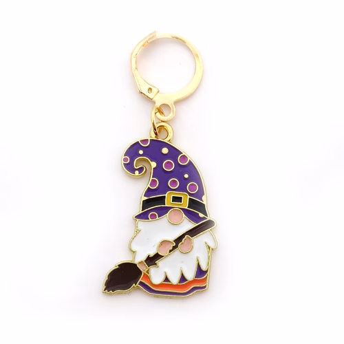 Découvre le Marqueur de maille Gnome Sorcière, un accessoire magique et pratique pour sécuriser tes mailles en crochet ou tricot. Parfait pour l’automne et Halloween.