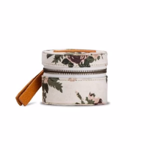 Garde tes aiguilles et petits accessoires bien rangés avec l’étui Helsinki de Muud. Compact, élégant et pratique, il protège tes outils de tricot et crochet au quotidien.