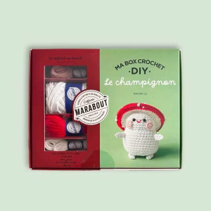 Initie-toi au crochet avec Ma Box Crochet DIY Le Champignon : un kit complet avec fils coton, crochet, rembourrage et livret illustré. Idéal pour débuter !