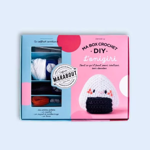 Découvre Ma Box Crochet DIY - L’Onigri : un kit crochet complet avec fils coton, crochet, rembourrage et livret illustré. Idéal pour débuter le crochet !