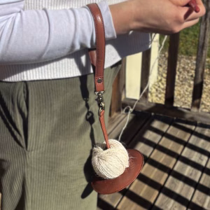 Organise ton fil avec style grâce au porte-fil Gyrit en cuir de Muud. Parfait pour crocheter ou tricoter sans nœuds, à la maison comme en déplacement.