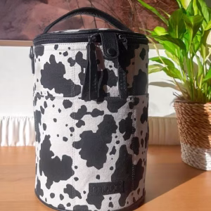 Découvre le sac de rangement tricot Muud Saturn XL Cow Print : spacieux, élégant en coton épais et cuir véritable. Parfait pour organiser ton crochet.