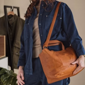 Emporte tes projets de crochet et tous tes essentiels avec le sac mini shopper pour crochet Hiba. Polyvalent, rempli de poches et de rangements astucieux