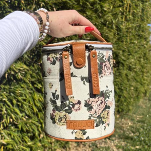 Découvre la boîte de rangement tricot Muud Saturn Flower : élégante en coton épais et cuir véritable, pratique avec poches et ouvertures pour tricoter sans nœuds.