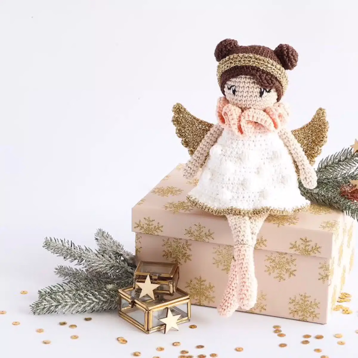 Crée ton propre ange au crochet avec le Kit de l’Ange de Noël – Le monde enchanté d’AnnaB. Coffret complet avec fils, crochet, rembourrage et livret photo pour réaliser facilement un ange de 20 cm. Idéal pour une décoration de Noël douce et poétique.
