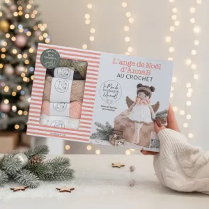 Crée ton propre ange au crochet avec le Kit de l’Ange de Noël – Le monde enchanté d’AnnaB. Coffret complet avec fils, crochet, rembourrage et livret photo pour réaliser facilement un ange de 20 cm. Idéal pour une décoration de Noël douce et poétique.