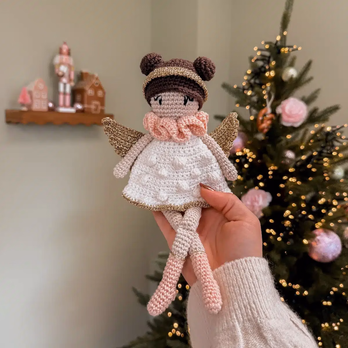 Crée ton propre ange au crochet avec le Kit de l’Ange de Noël – Le monde enchanté d’AnnaB. Coffret complet avec fils, crochet, rembourrage et livret photo pour réaliser facilement un ange de 20 cm. Idéal pour une décoration de Noël douce et poétique.