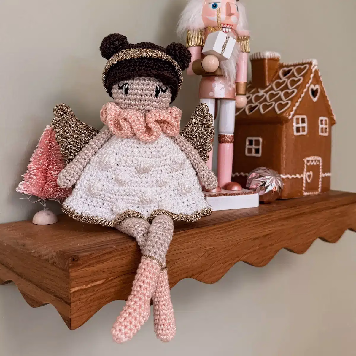 Crée ton propre ange au crochet avec le Kit de l’Ange de Noël – Le monde enchanté d’AnnaB. Coffret complet avec fils, crochet, rembourrage et livret photo pour réaliser facilement un ange de 20 cm. Idéal pour une décoration de Noël douce et poétique.