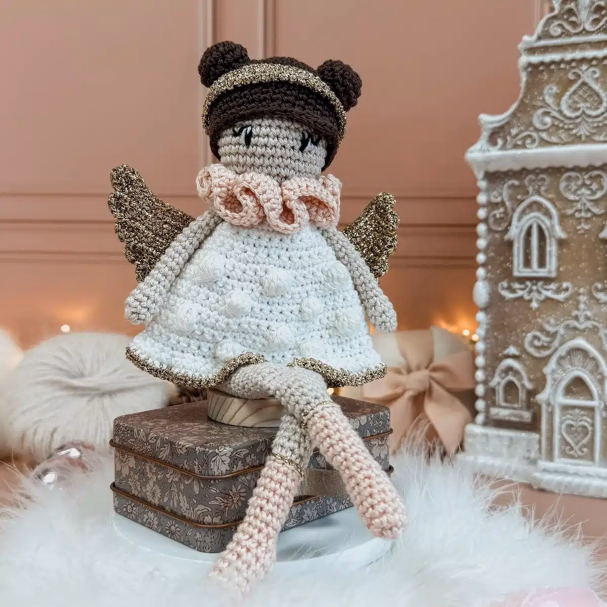 Crée ton propre ange au crochet avec le Kit de l’Ange de Noël – Le monde enchanté d’AnnaB. Coffret complet avec fils, crochet, rembourrage et livret photo pour réaliser facilement un ange de 20 cm. Idéal pour une décoration de Noël douce et poétique.
