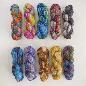 Découvre l’Écheveau Echoes Aran – 100% mérinos – Gusto Wool, une laine teinte à la main en Turquie, douce, chaude et facile d’entretien. Parfait pour pulls, bonnets et écharpes.