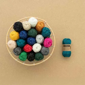 Découvre le Fil brillant Scheepjes Catona Shine : le fil coton mercerisé avec une touche de brillance grâce à son fil métallisé. 20 couleurs lumineuses, parfaites pour des projets élégants et festifs au crochet ou au tricot.