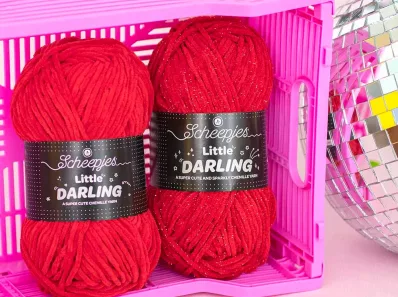 Découvrez le fil chenille brillant Scheepjes Little Darling Sparkle idéal pour amigurumis, accessoires et décorations festives doux et scintillants.