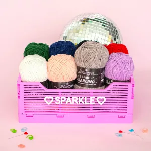 Découvrez le fil chenille brillant Scheepjes Little Darling Sparkle idéal pour amigurumis, accessoires et décorations festives doux et scintillants.