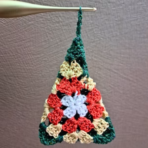 Crochète une adorable décoration de Noël avec le Patron Granny Sapin : un mini sapin 3D créé à partir d’un granny square simple et rapide. Parfait pour une déco faite main.