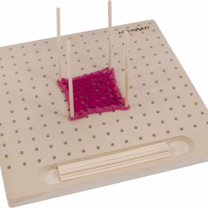 La planche à bloquer Milward pour granny square est un plateau en bois avec 12 tiges, idéal pour bloquer granny squares, châles et ouvrages crochet ou tricot avec une finition nette.
