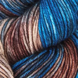 Symfonie Viva variegated fil mérinos est un fil DK en laine mérinos superwash teint à la main, disponible en 31 coloris. Idéal pour châles, accessoires et projets crochet ou tricot.