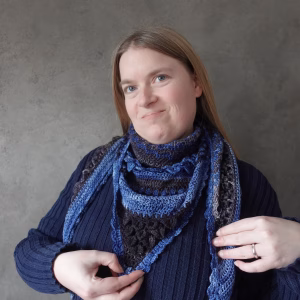 Photo portée du châle Noctis Draconis au crochet coloris bleu