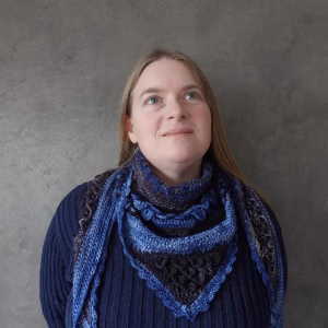châle Noctis Draconis avec laine Urth Yarns Monokrom, fil Stellaris et patron papier.