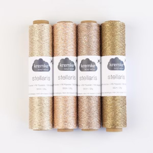 Stellaris de Kremke est un fil métallisé lace très fin, doux et élégant. Idéal seul ou en fil d’accompagnement pour illuminer châles, pulls et accessoires.