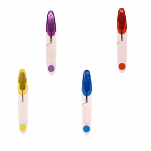 Ciseaux coupe fil avec étui plastique compacts et sécurisés, parfaits pour le crochet, le tricot et la couture. Coupe nette, format pratique et 4 couleurs au choix.