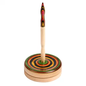 Adopte le Dérouleur pelote KnitPro bois coloré Signature : support pelote en bois de bouleau avec rotation 360°, base antidérapante et roulement à billes pour crocheter et tricoter sans nœuds.