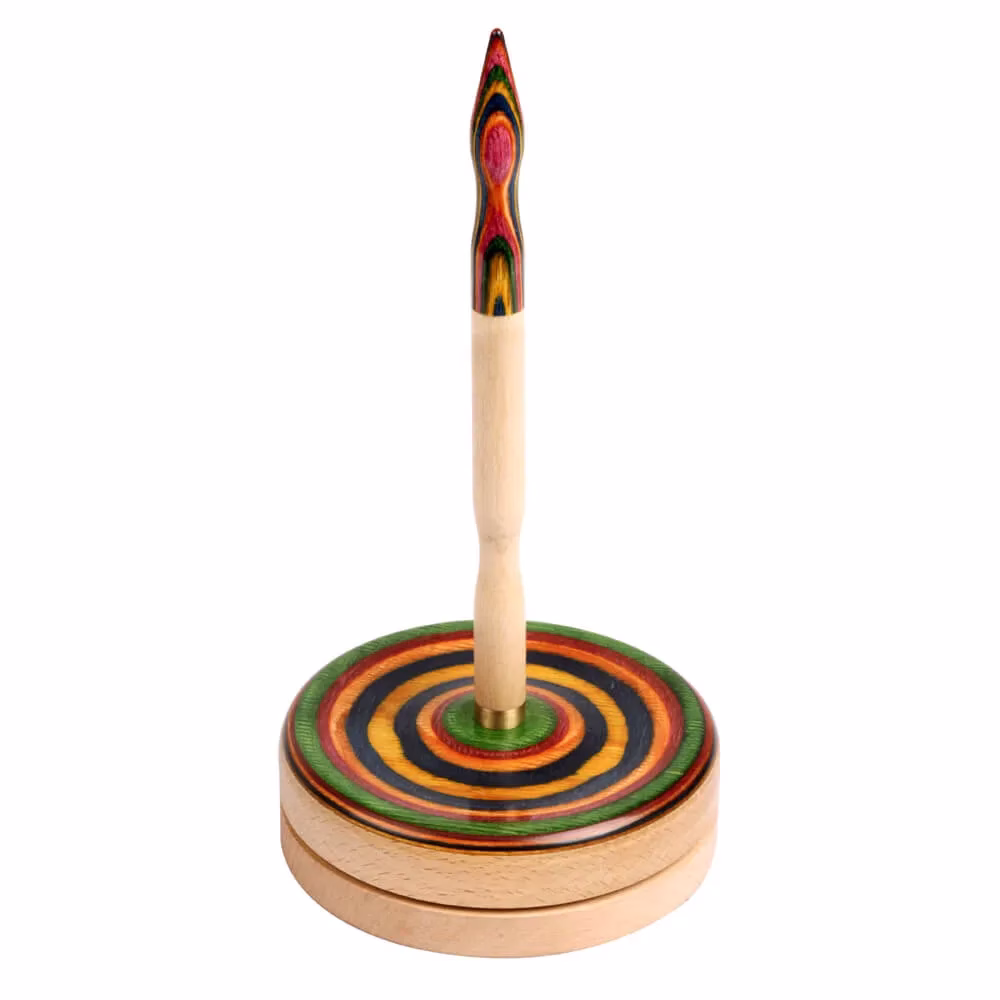 Adopte le Dérouleur pelote KnitPro bois coloré Signature : support pelote en bois de bouleau avec rotation 360°, base antidérapante et roulement à billes pour crocheter et tricoter sans nœuds.