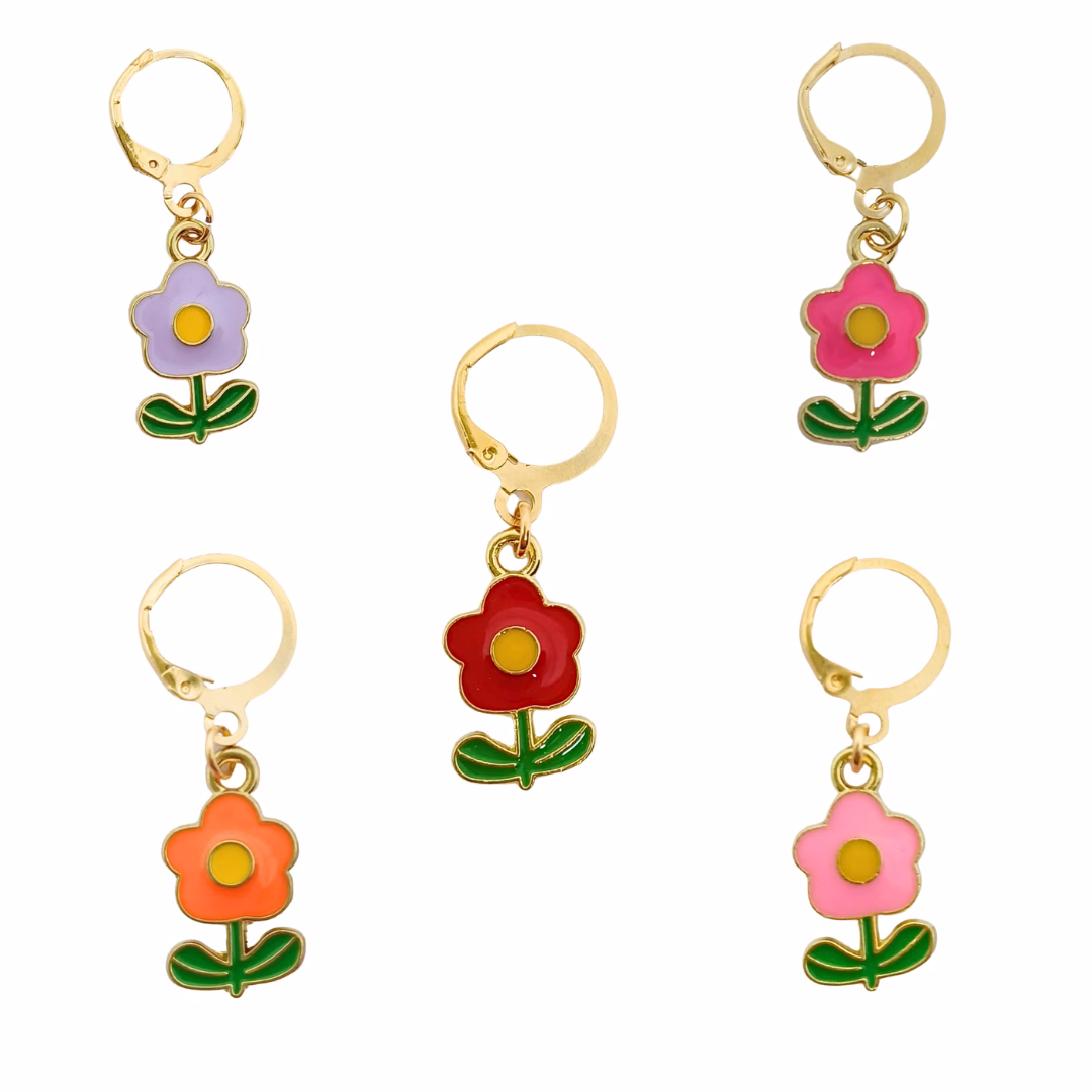 Découvrez le Marqueur de maille Fleurs, disponible en fuchsia, lilas, orange, rose et rouge. Un accessoire crochet pratique et décoratif pour suivre vos projets.